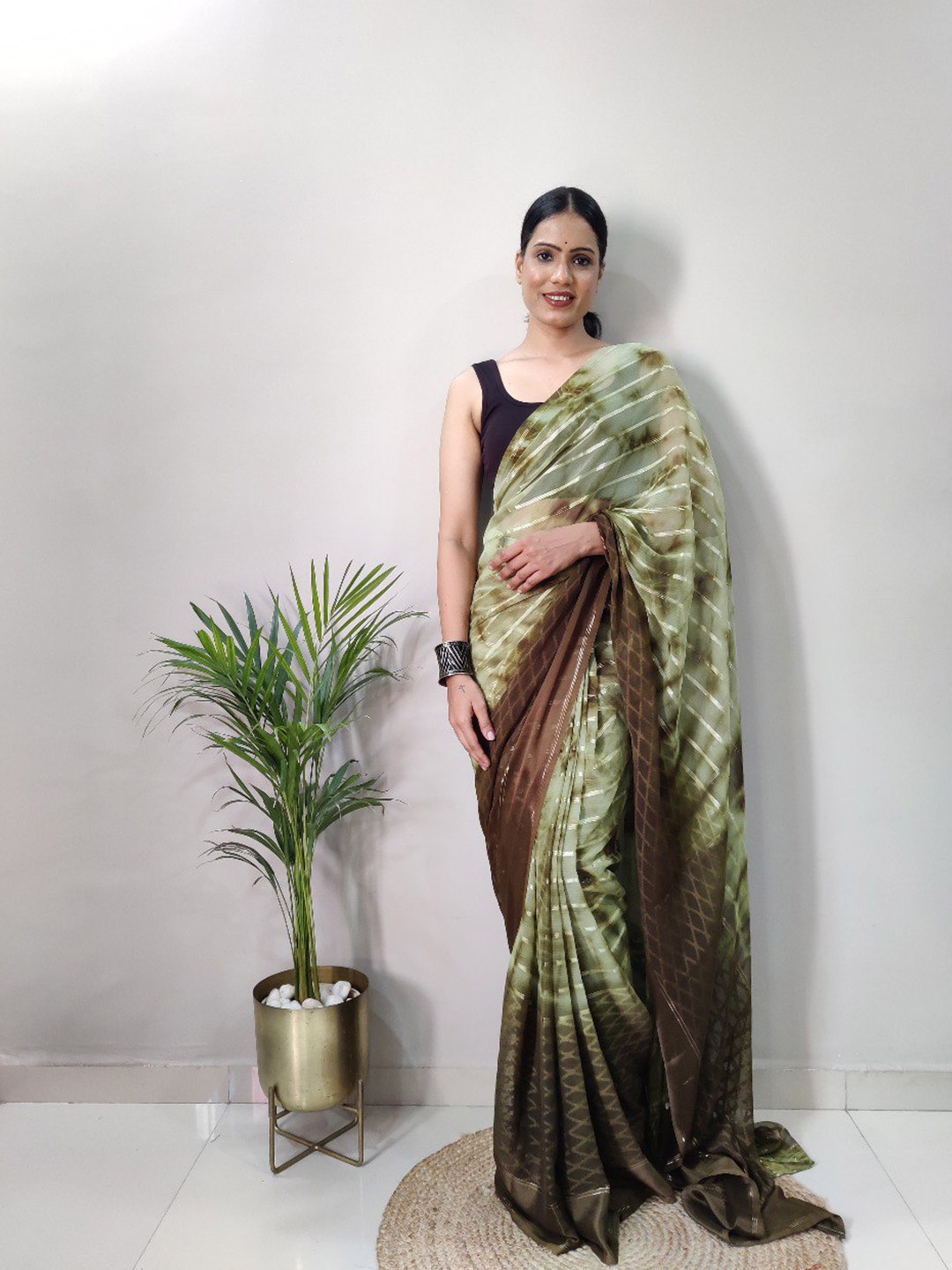 

VEERAX Striped Pure Georgette Saree, Green