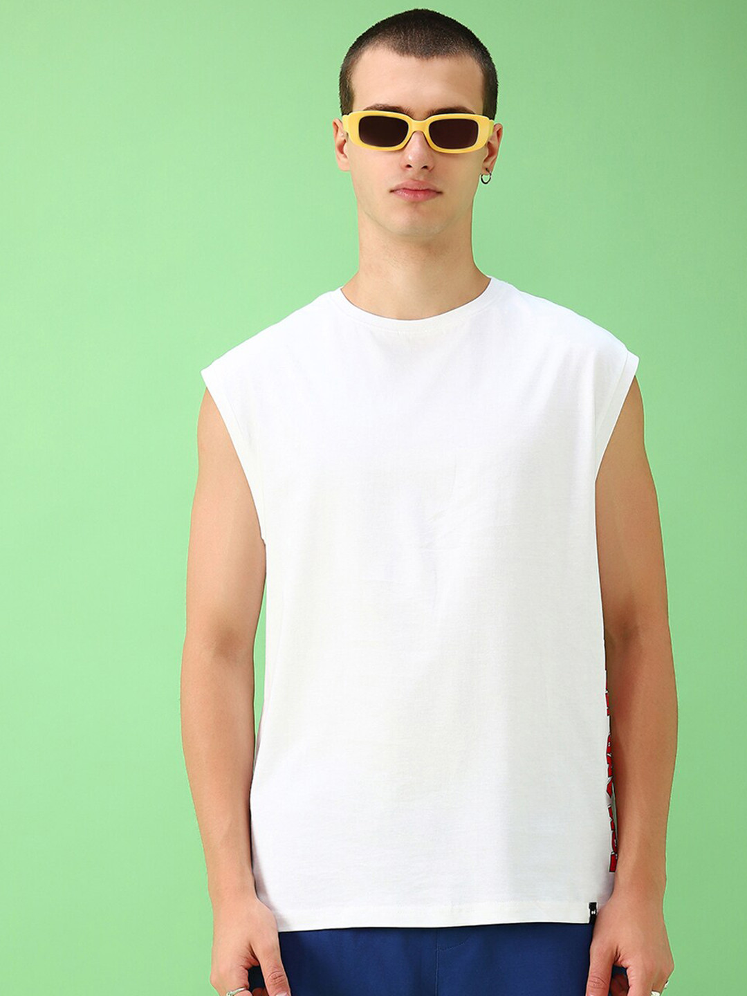 

Bewakoof x OFFICIAL TOM & JERRY MERCHANDISE Men Chase Never Ends Printed Boxy Fit Vest, White