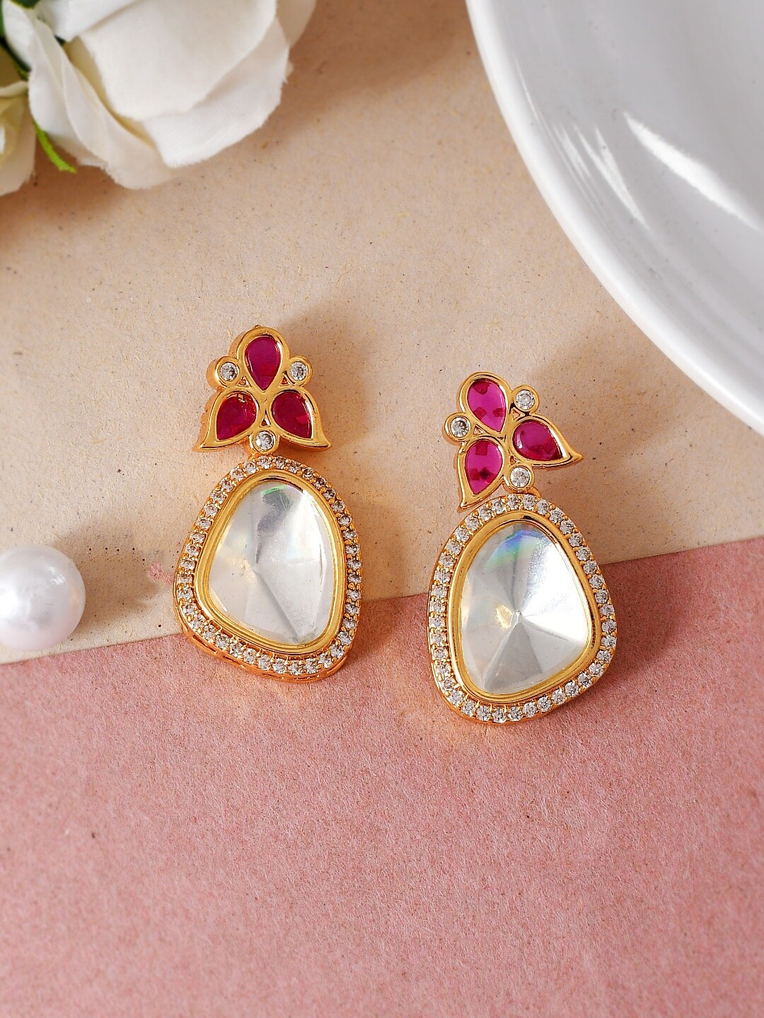

Ishhaara Brass-Plated Kundan Teardrop Shaped Drop Earrings, Gold