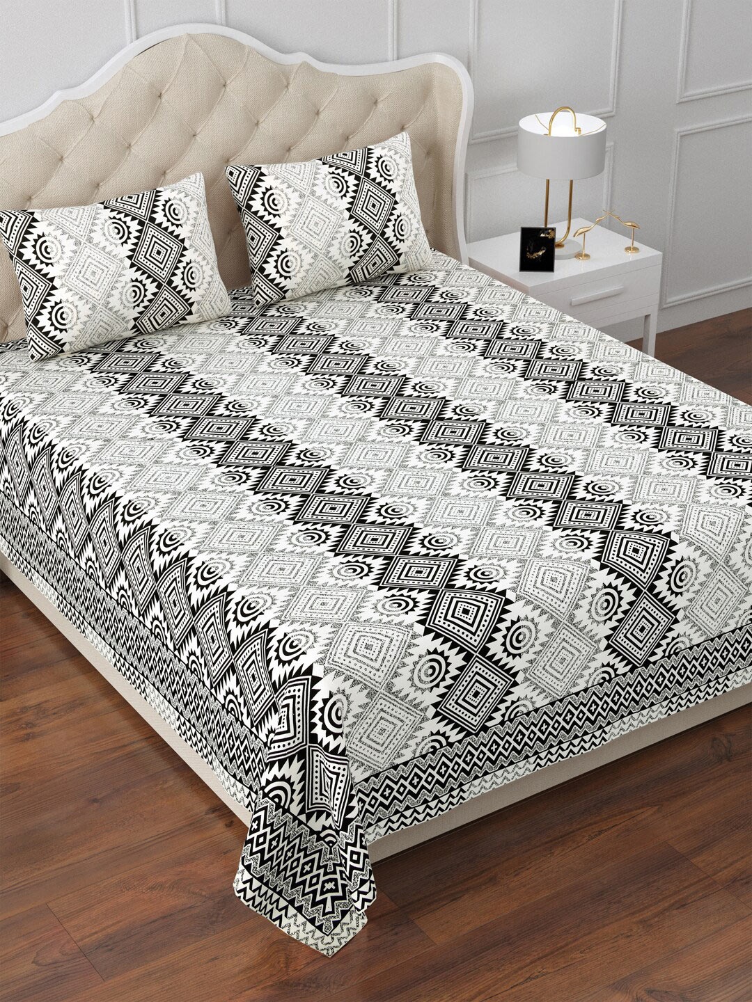 

Aapno Rajasthan White & Black Geometric 120 TC Cotton King Bedsheet With 2 Pillow Covers