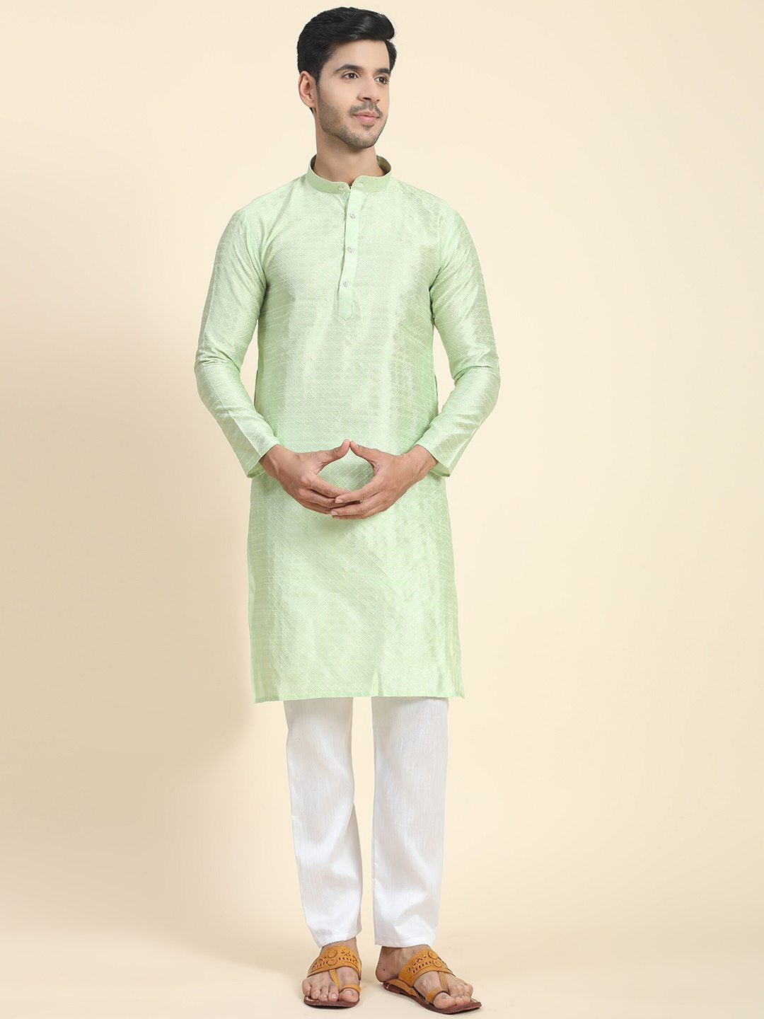 

JOINDEAL Mandarin Collar Regular Thread Work Kurta, Green