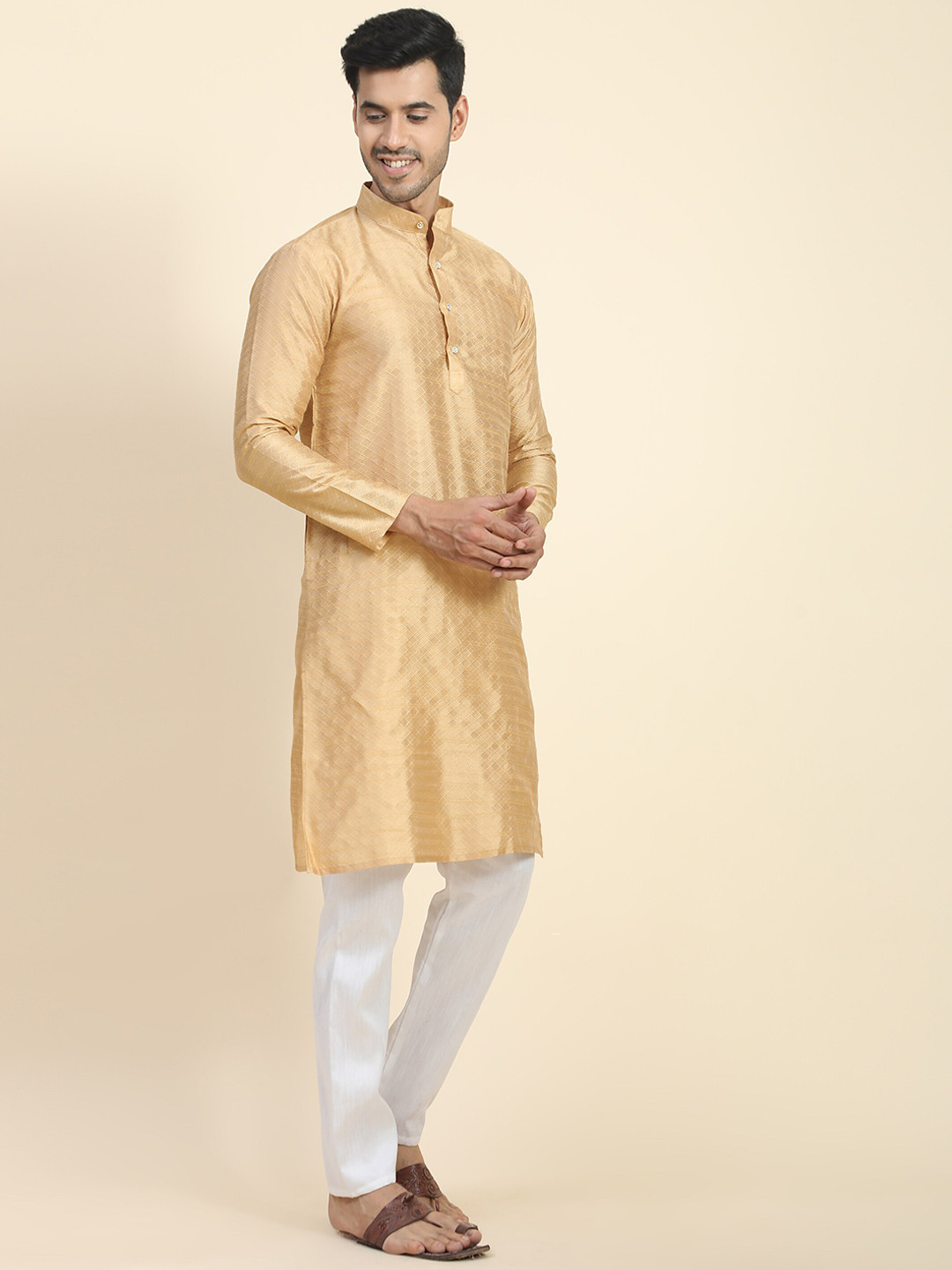 

JOINDEAL Mandarin Collar Regular Thread Work Kurta, Gold