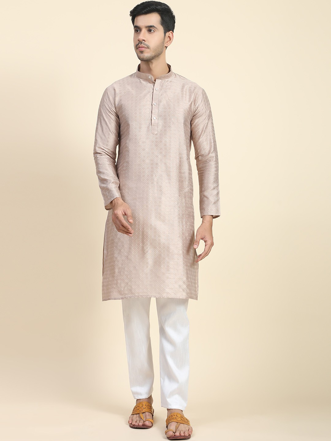 

JOINDEAL Mandarin Collar Regular Thread Work Kurta, Silver