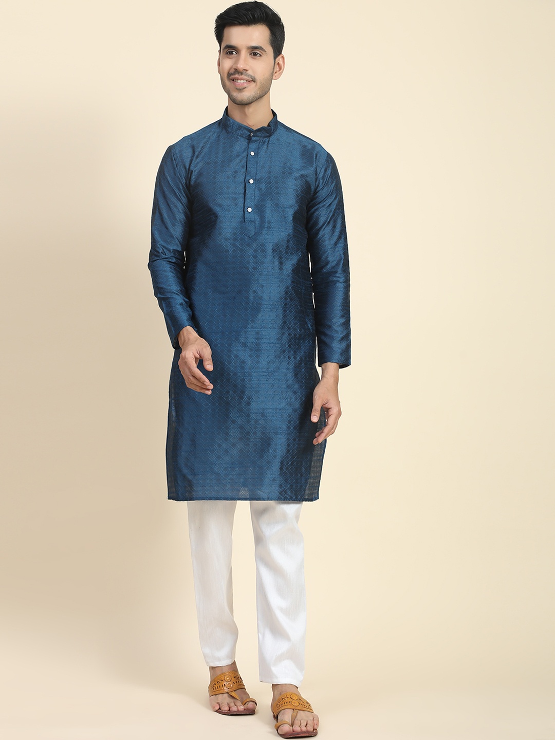 

JOINDEAL Mandarin Collar Regular Thread Work Kurta, Teal