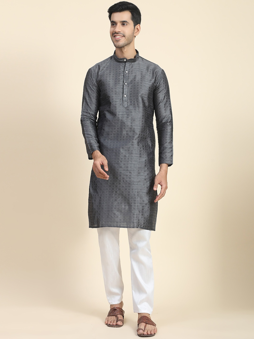 

JOINDEAL Mandarin Collar Regular Thread Work Kurta, Grey