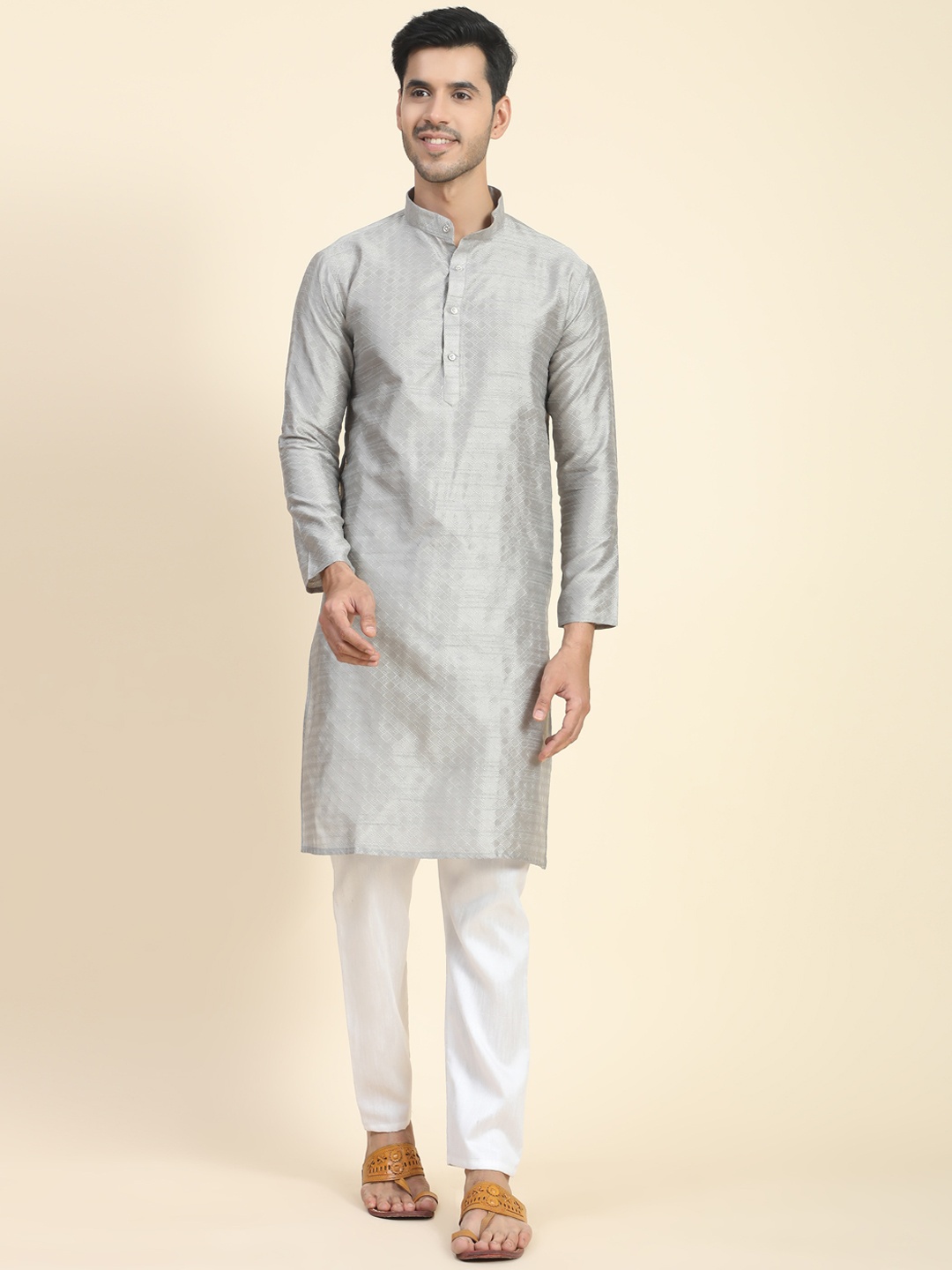 

JOINDEAL Mandarin Collar Regular Thread Work Kurta, Silver