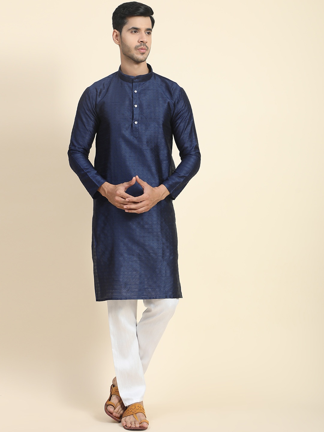 

JOINDEAL Mandarin Collar Regular Thread Work Kurta, Navy blue