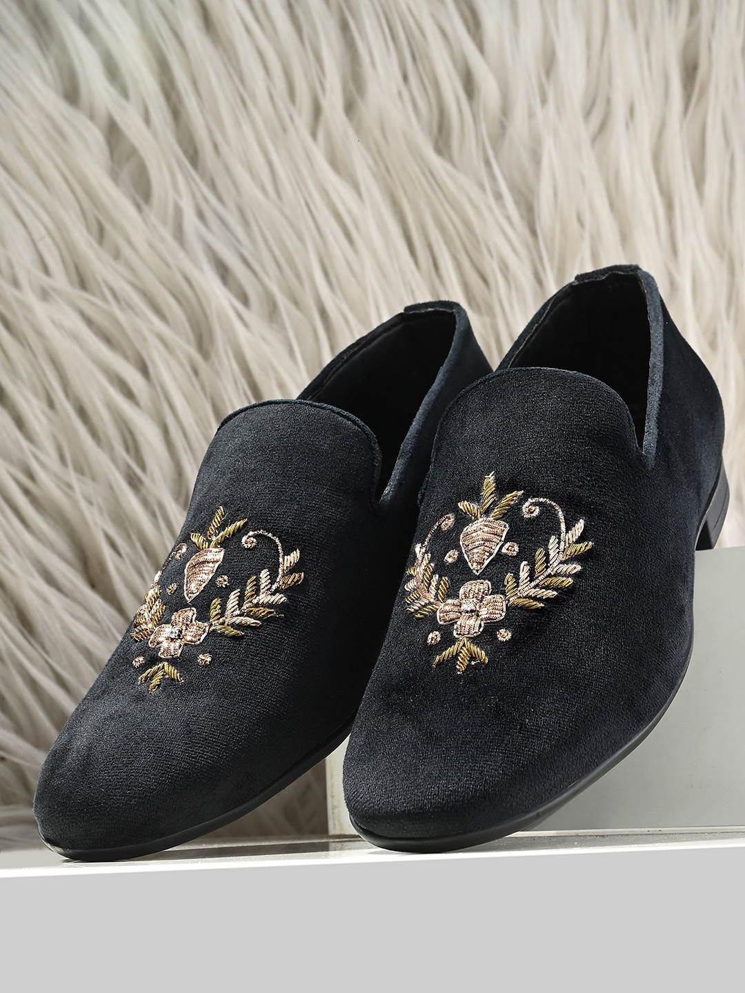 

House of Pataudi Men Embroidered Lightweight Mojaris, Black