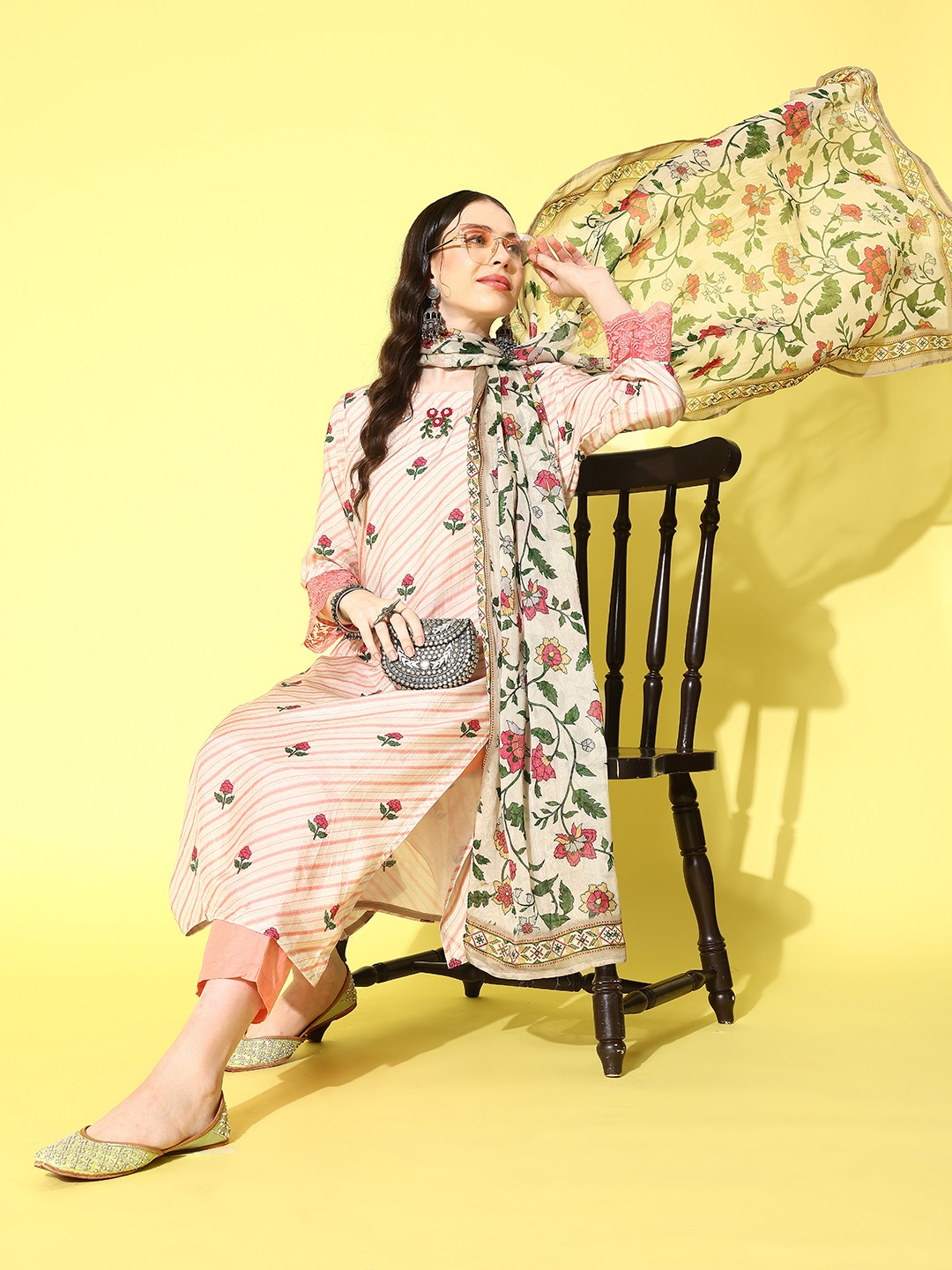 

Varanga Women Floral Printed Thread Work Pure Cotton Kurta with Trousers & With Dupatta, Pink