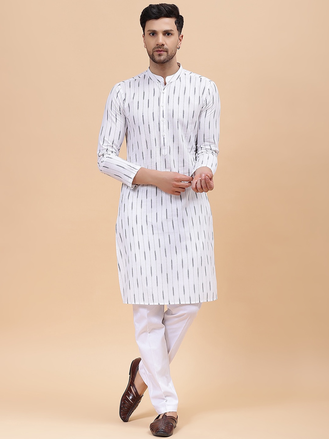 

See Designs Men Ethnic Motifs Printed Regular Pure Cotton Kurta with Pyjamas, White