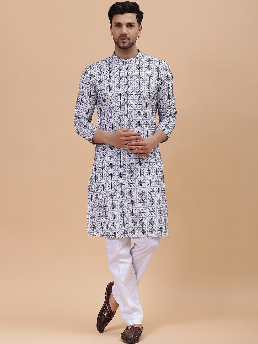 

See Designs Embroidered Regular Pure Cotton Kurta with Pyjamas, Off white