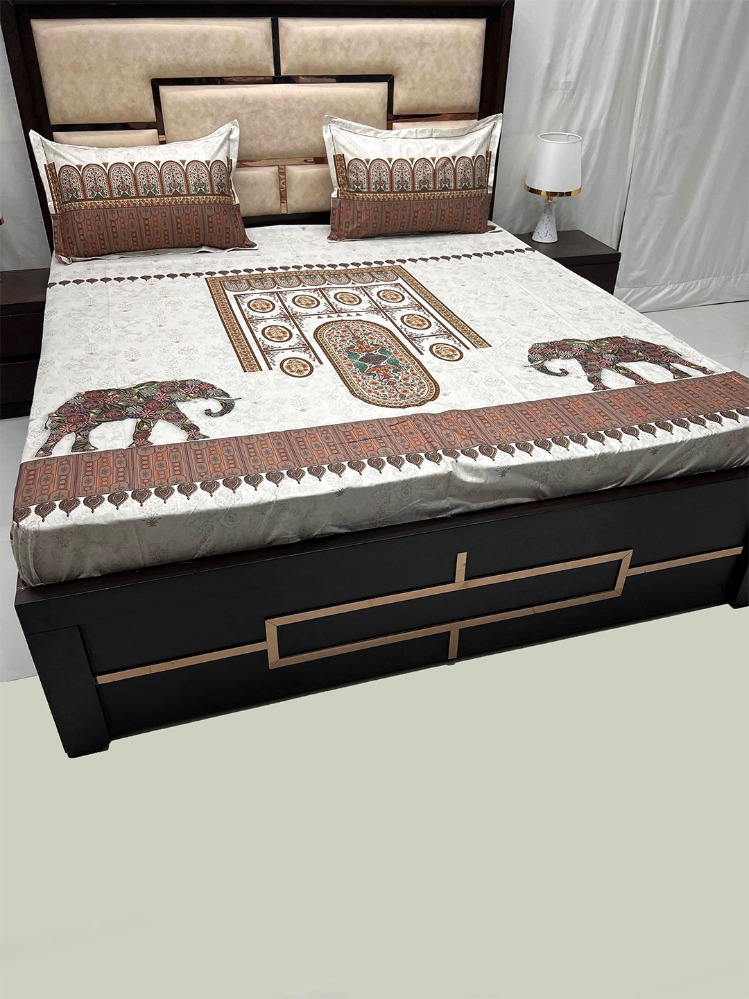 

Pure Decor Majestic White & Brown Printed Cotton 500 TC King Bedsheet With 2 Pillow Covers