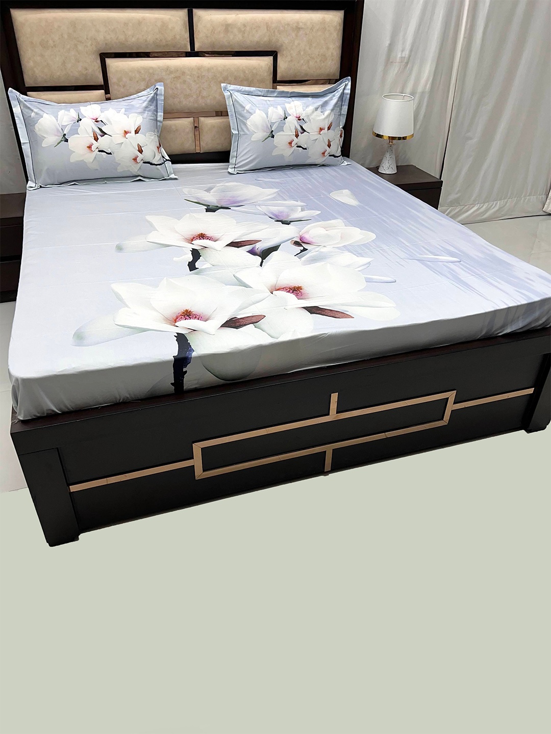 

Pure Decor Majestic Blue & White Floral Cotton 500 TC King Bedsheet With 2 Pillow Covers