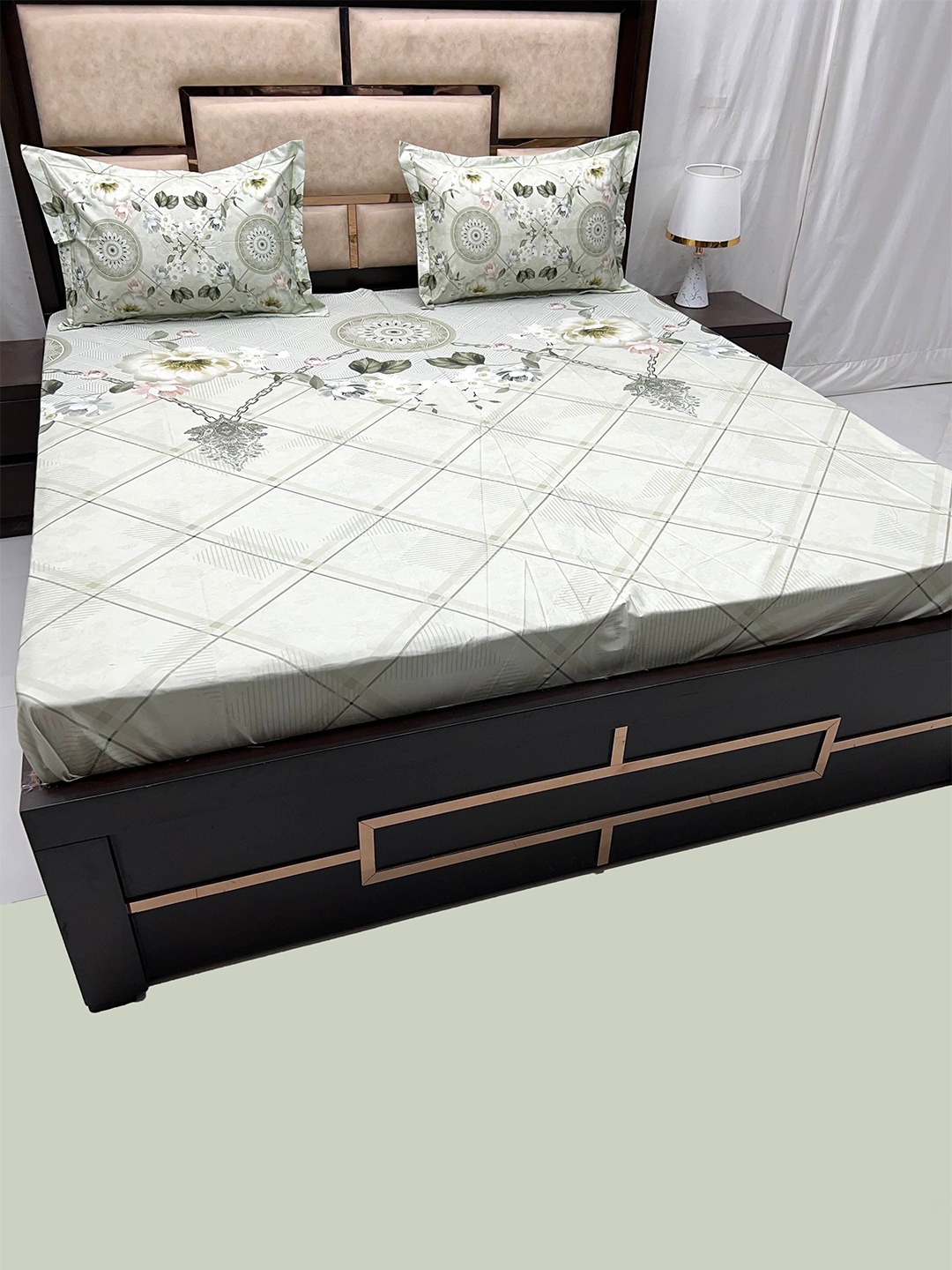 

Pure Decor Majestic Green & White Floral Cotton 500 TC King Bedsheet With 2 Pillow Covers