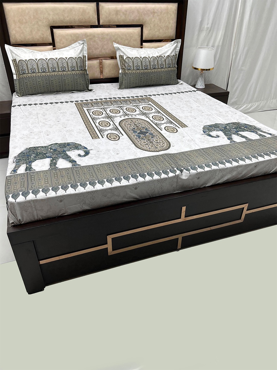 

Pure Decor Majestic White & Green Printed Cotton 500 TC King Bedsheet With 2 Pillow Covers