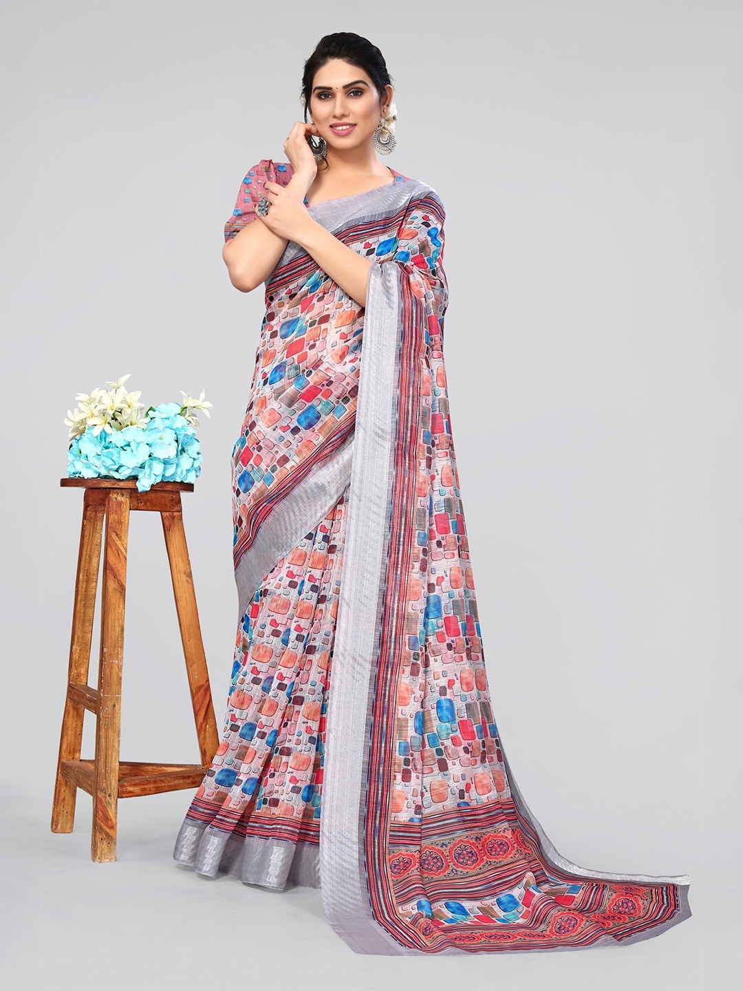 

MIRCHI FASHION Grey & Red Geometric Printed Zari Saree