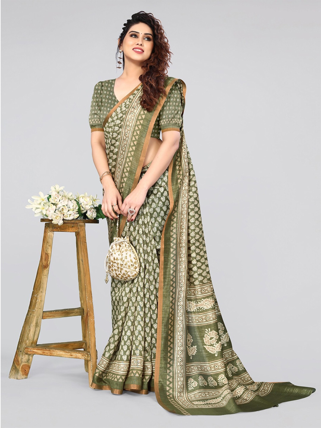 

MIRCHI FASHION Green & White Floral Printed Zari Saree