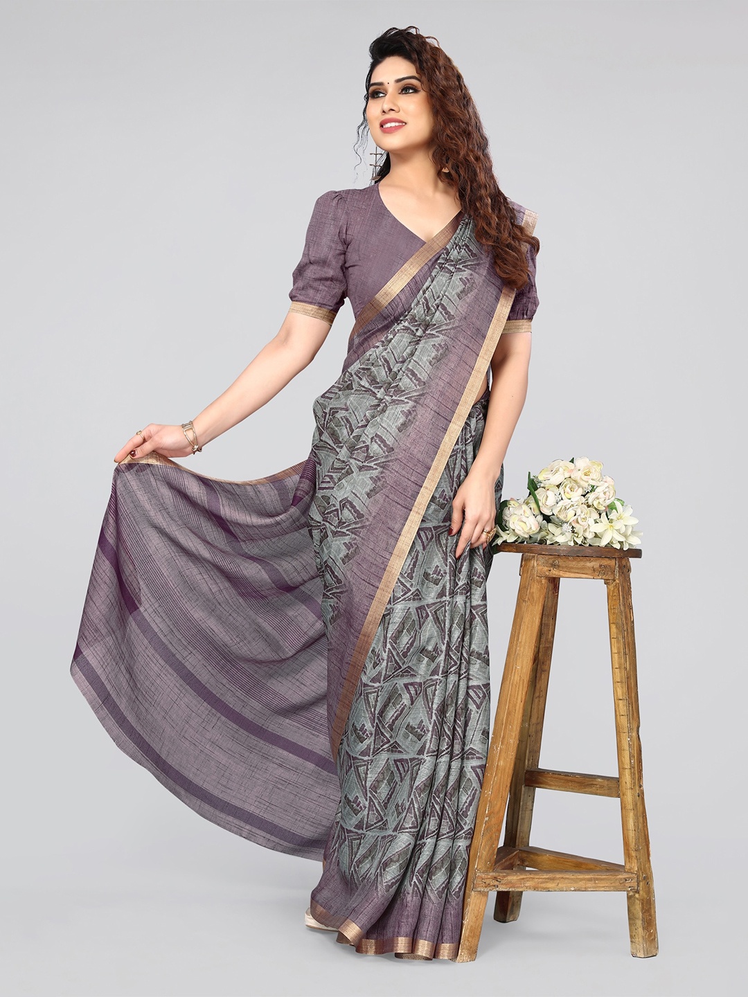 

MIRCHI FASHION Grey Geometric Printed Zari Saree
