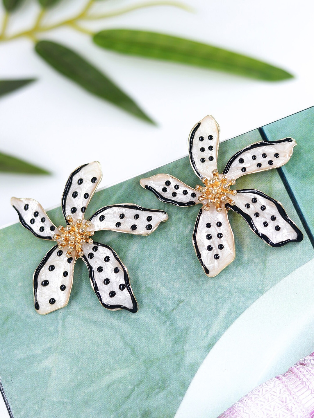 

Bellofox Contemporary Studs Earrings, White