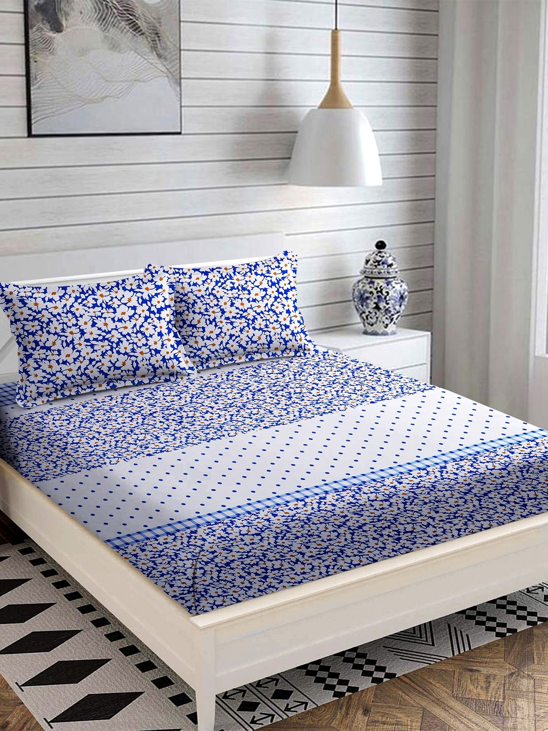 

MODEFE Blue & White Floral Microfiber 180 TC Queen Bedsheet With 2 Pillow Covers