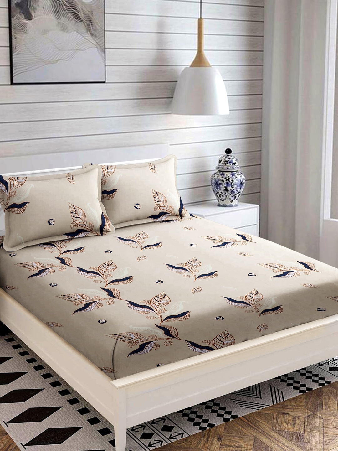 

MODEFE Beige & Black Floral Microfiber 180 TC Queen Bedsheet With 2 Pillow Covers