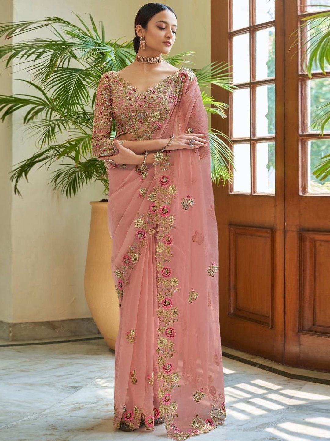 

HERE&NOW Peach-Coloured & Gold-Toned Floral Embroidered Saree