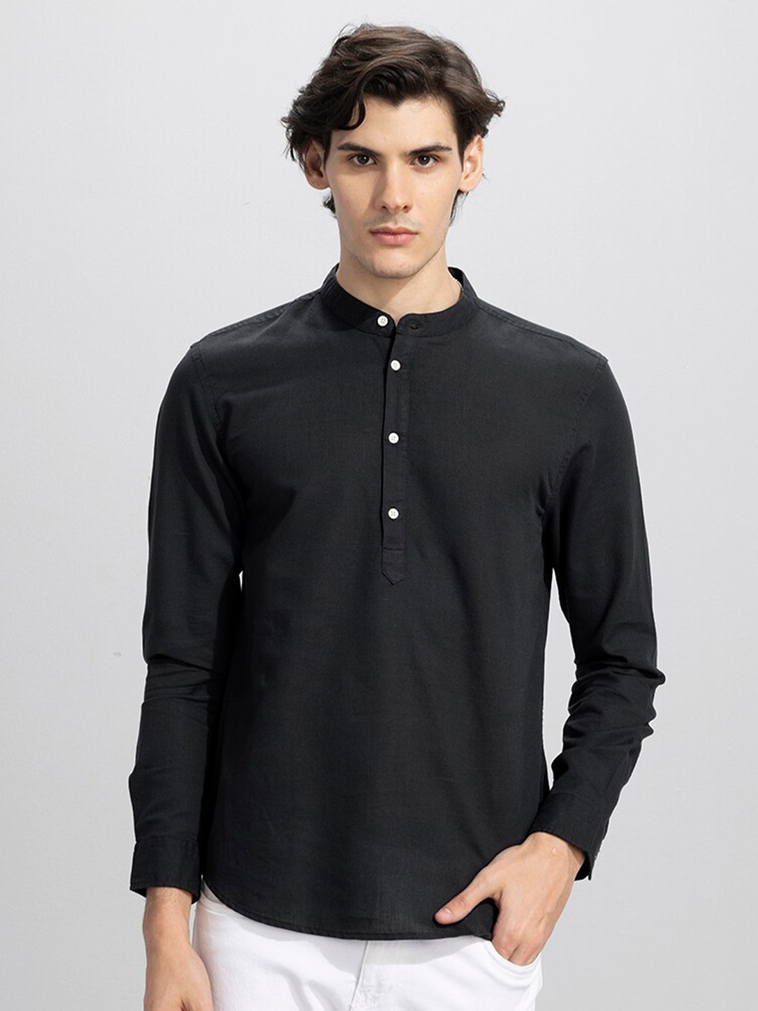 

Snitch Black Classic Slim Fit Opaque Linen Casual Shirt