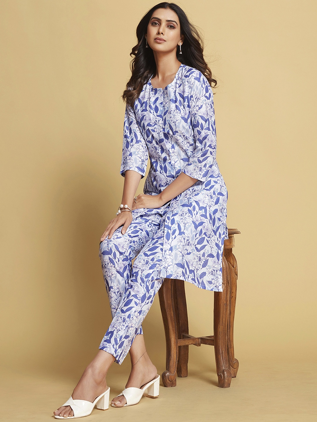 

Sangria Blue & White Floral Printed Kurta With Trousers