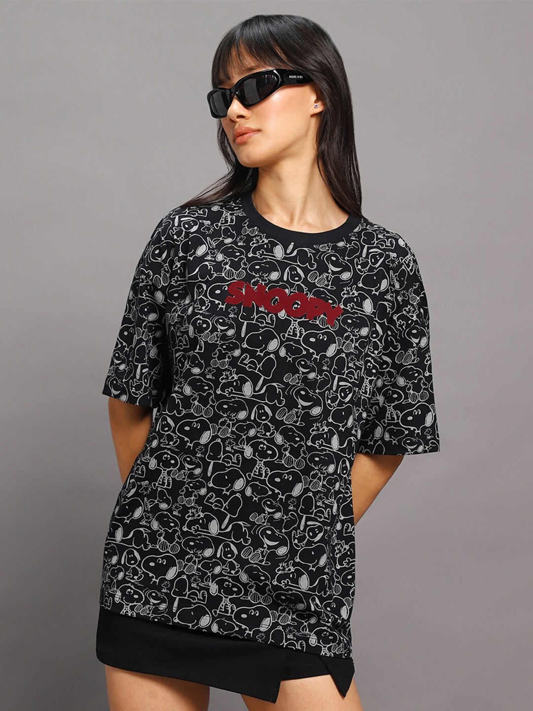 

Bewakoof x Official Peanuts Merchandise Snoopy Graphic Print Oversized T-shirt, Black