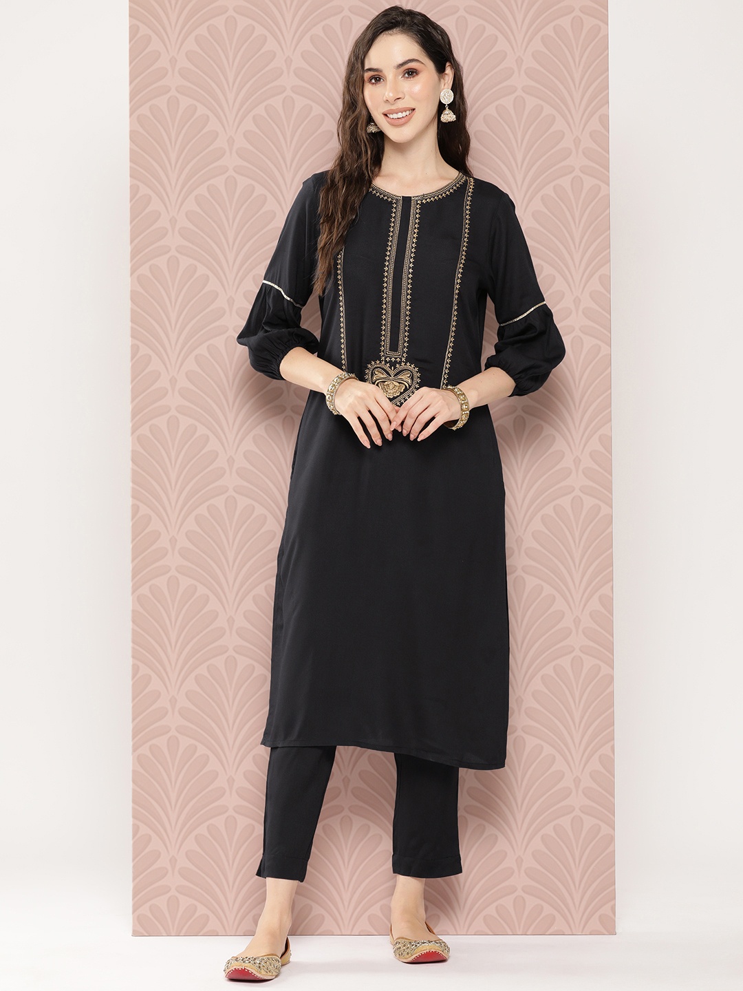 

Sangria Embroidered Kurta & Trousers Set, Black