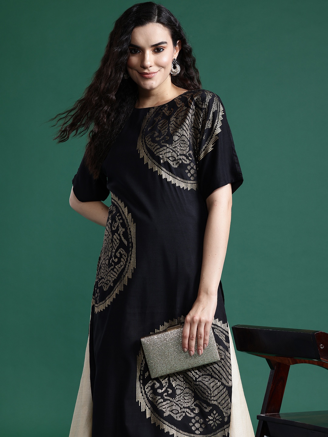 

Sangria Ethnic Motifs Foil Print Boat-Neck Straight Kurta, Black