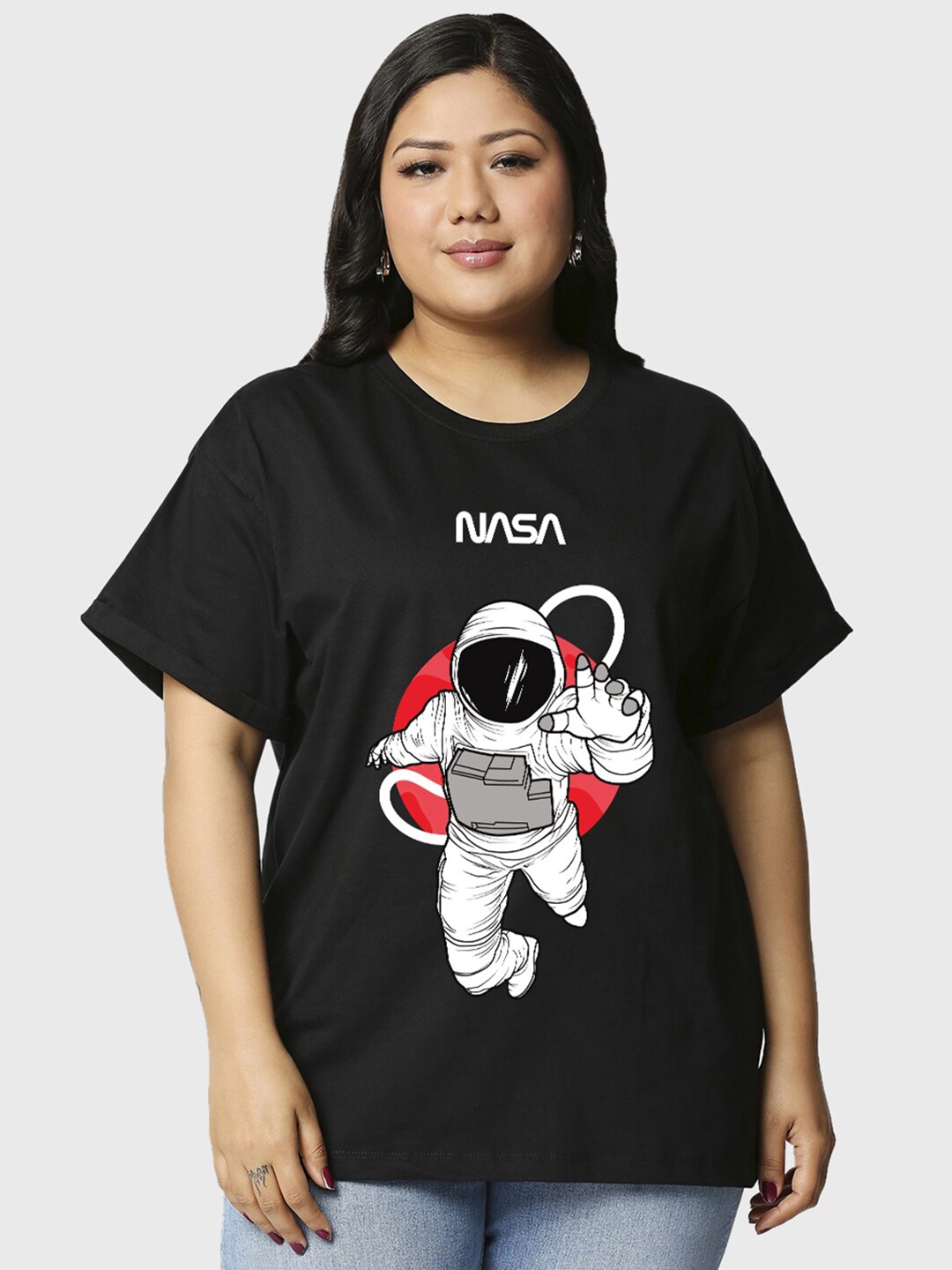 

Bewakoof x OFFICIAL NASA MERCHANDISE Astronaut Graphic Printed Plus Size Boyfriend T-shirt, Black