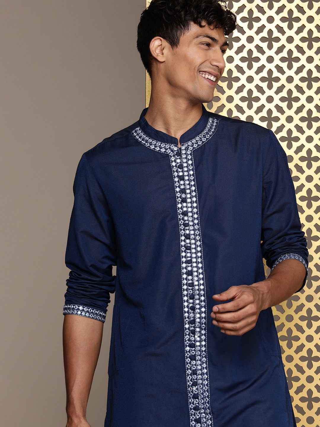 

House of Pataudi Men Jashn Embroidered Mirror Work Kurta, Navy blue