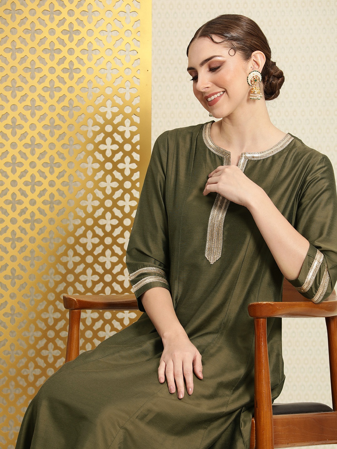 

House of Pataudi Solid With Embellished Lace Detail Jashn Kurta, Green