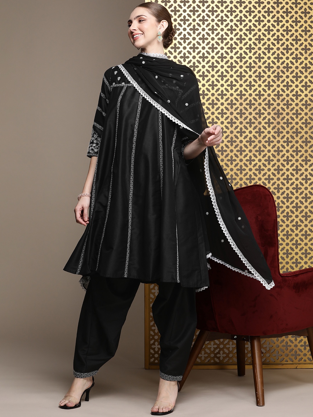 

House of Pataudi Women Jashn Ethnic Motifs Thread Work Kurta With Patiala & Dupatta, Black