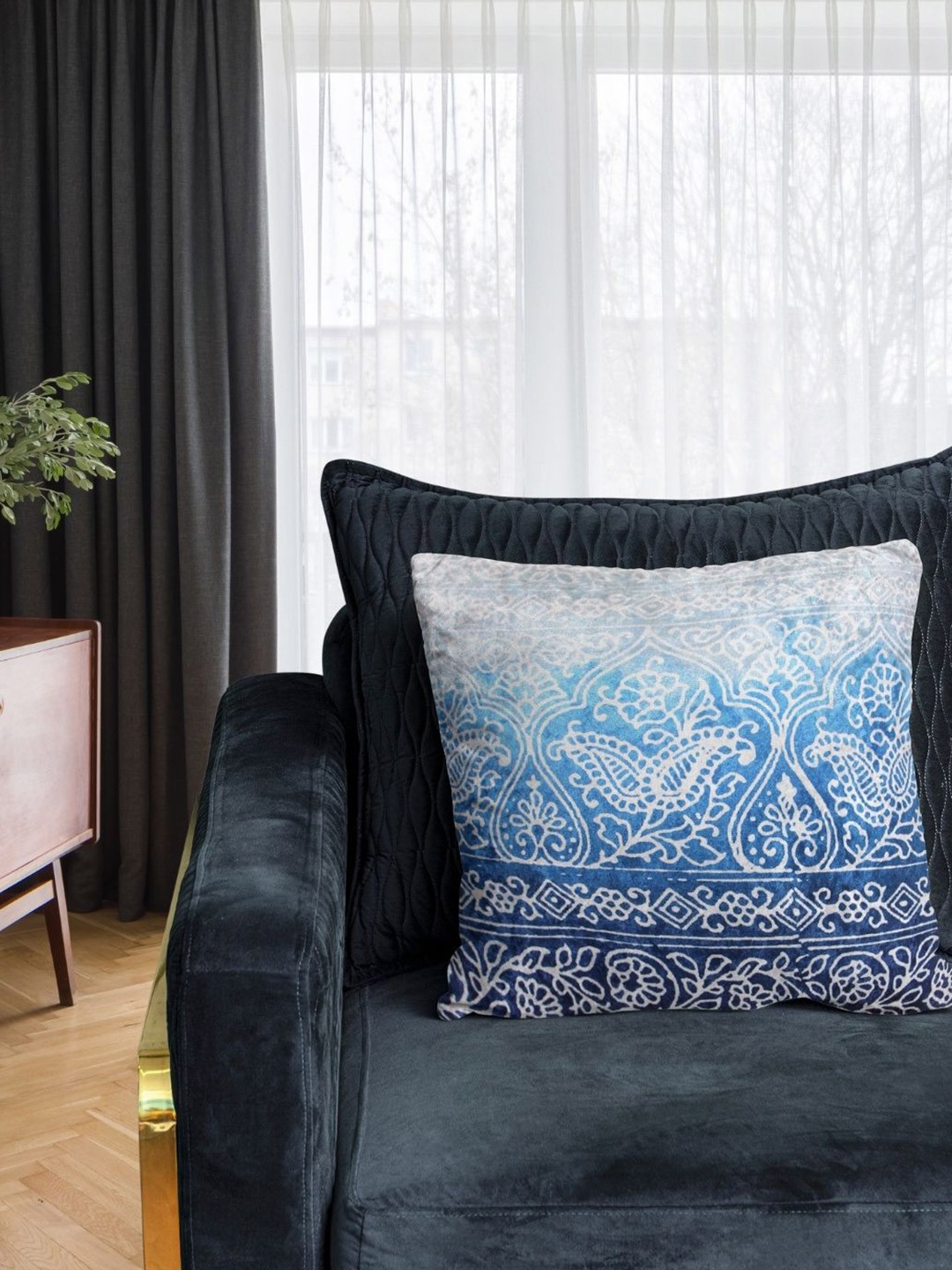 

Tasseled Home Blue & White Ethnic Motifs Velvet Square Cushion Cover