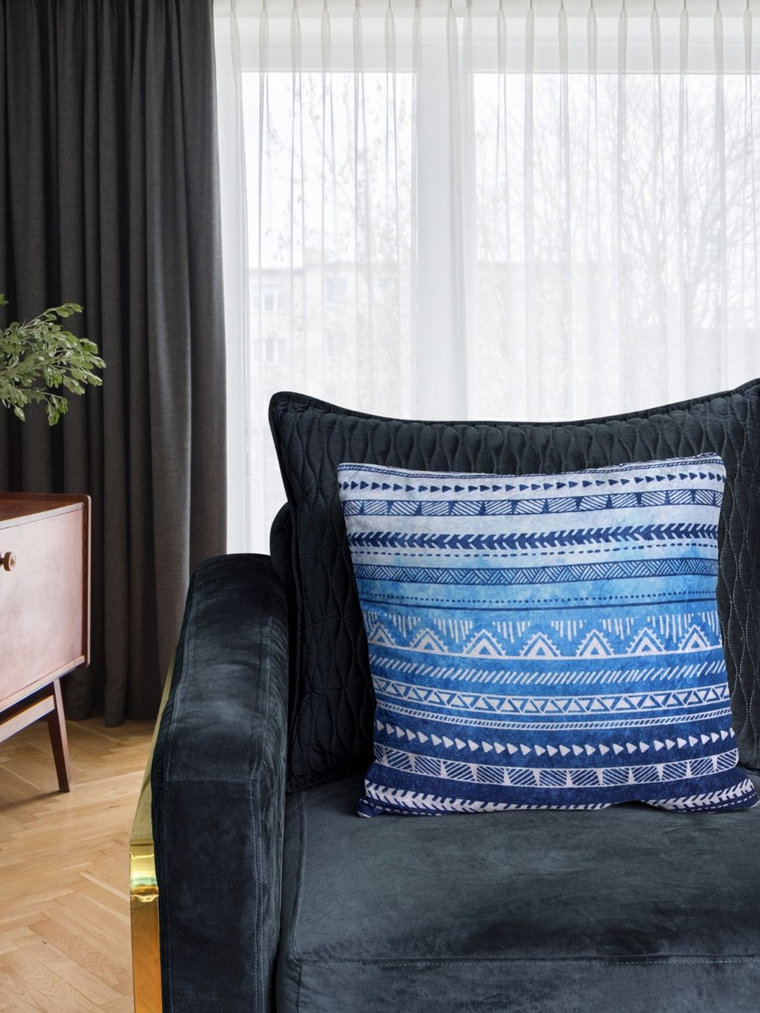 

Tasseled Home Blue & White Ethnic Motifs Velvet Square Cushion Cover