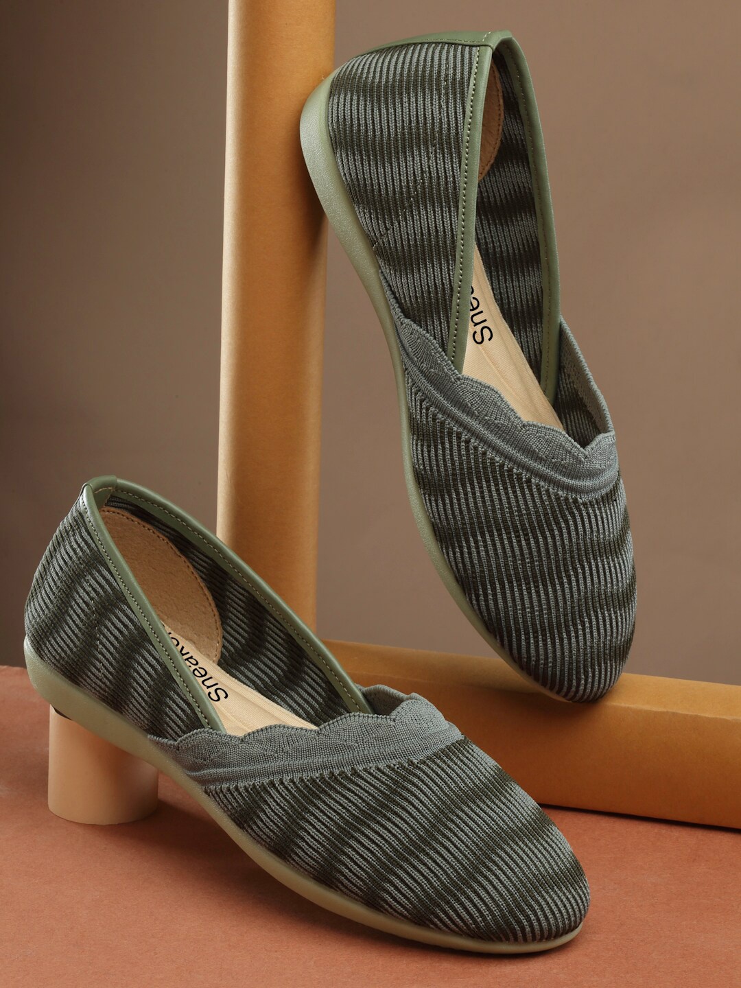 

DEAS Women Woven Design Mojaris, Green