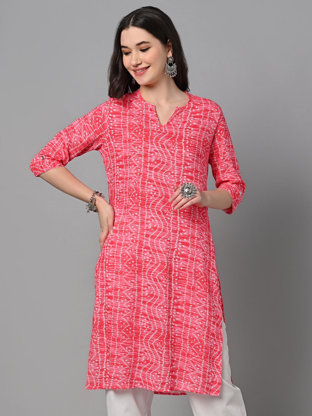 

Vastraa Fusion Bandhani Printed Notched Neck Straight Kurta, Pink