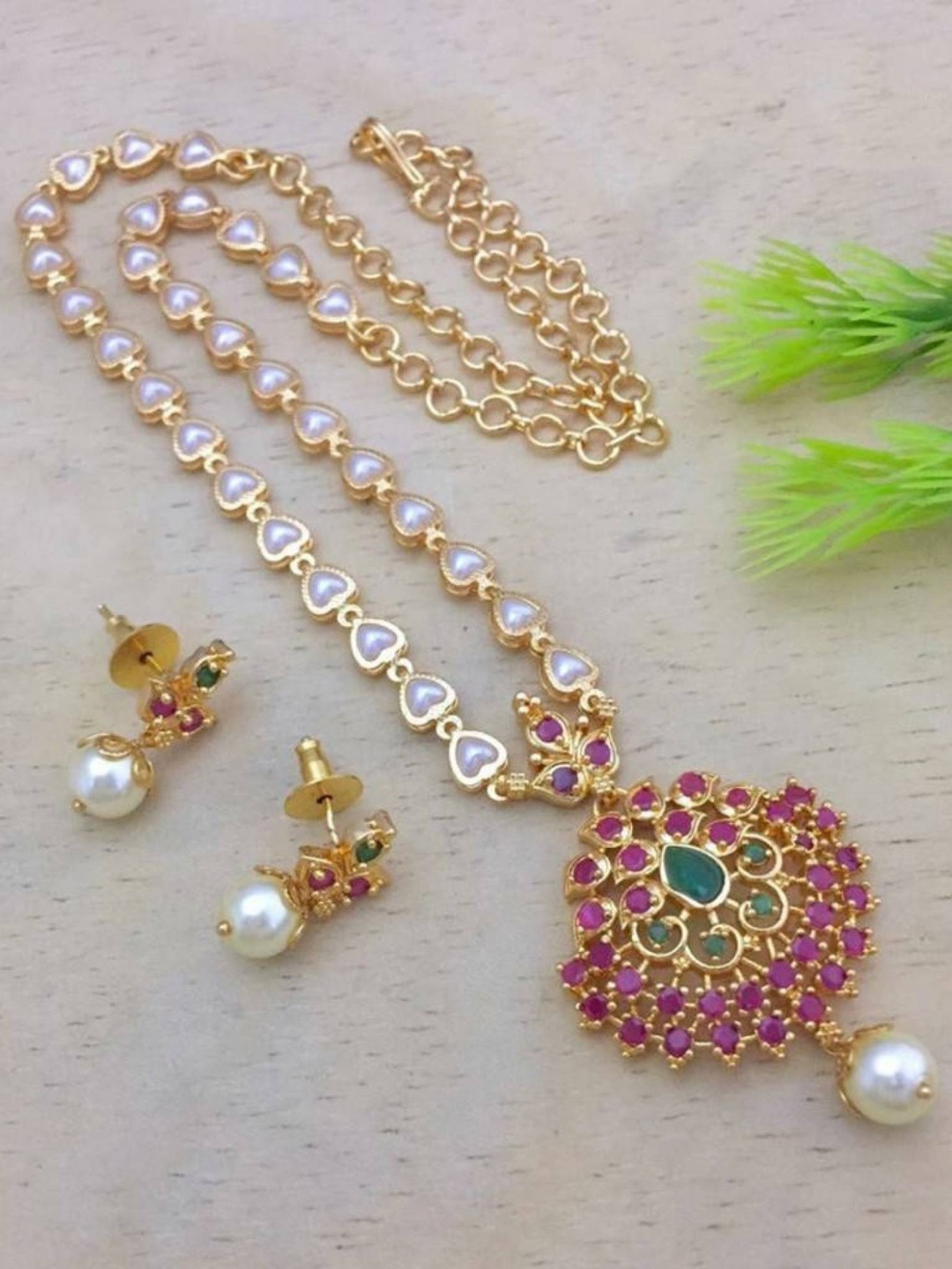 

ROFARWORD Gold-Plated Stone-Studded & Beaded Necklace & Earrings