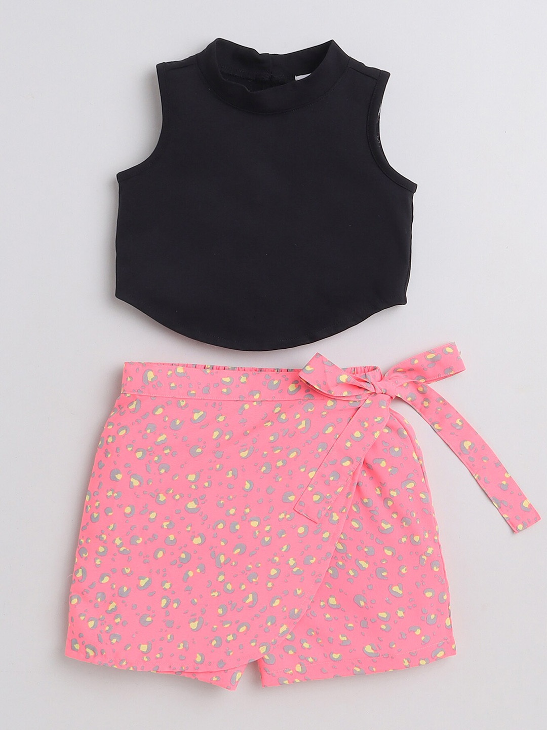 

taffykids Girls Abstract Printed Top With Shorts, Black
