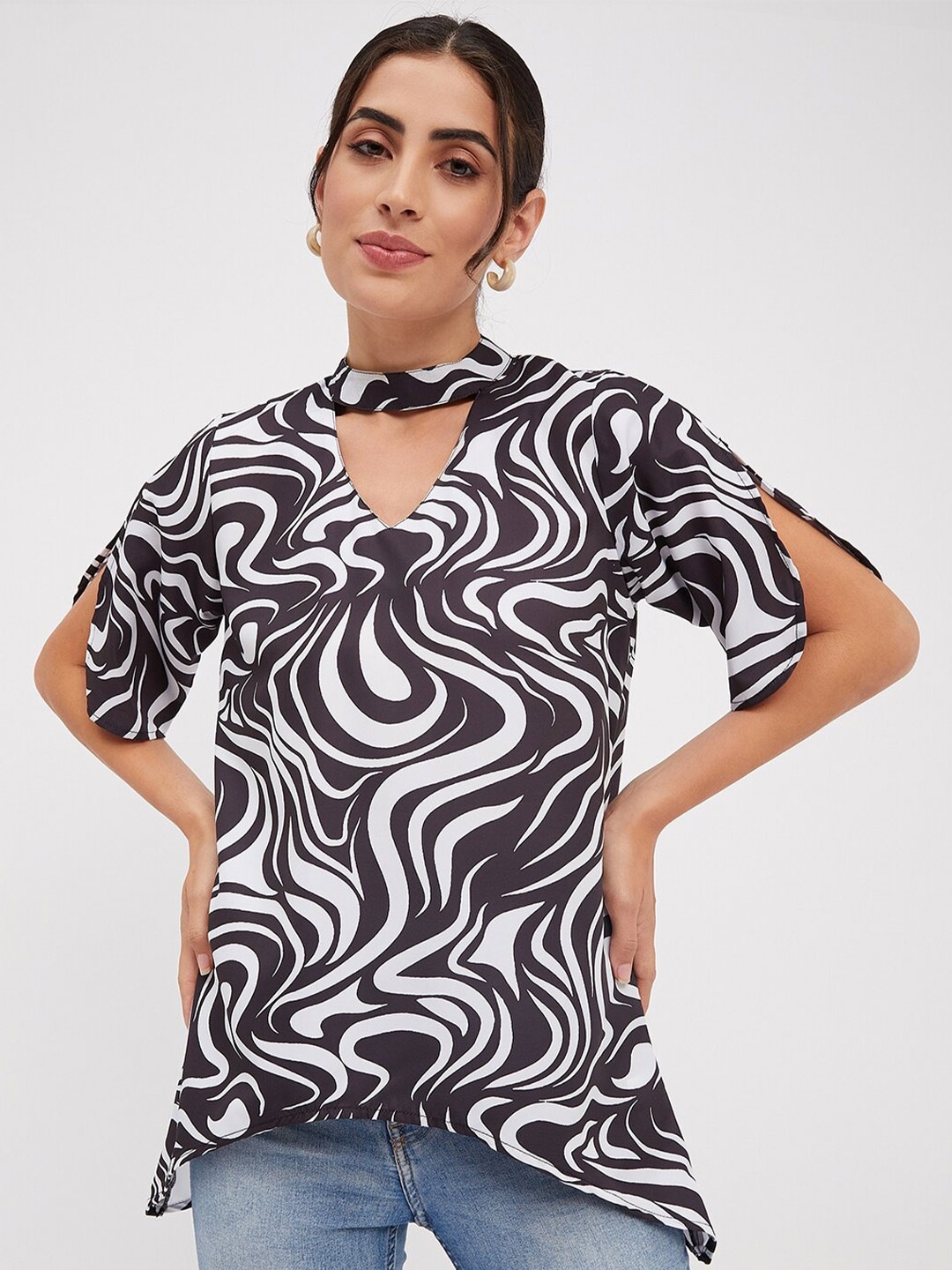 

BRINNS Abstract Printed Choker Neck Slit Sleeve Regular Top, Black