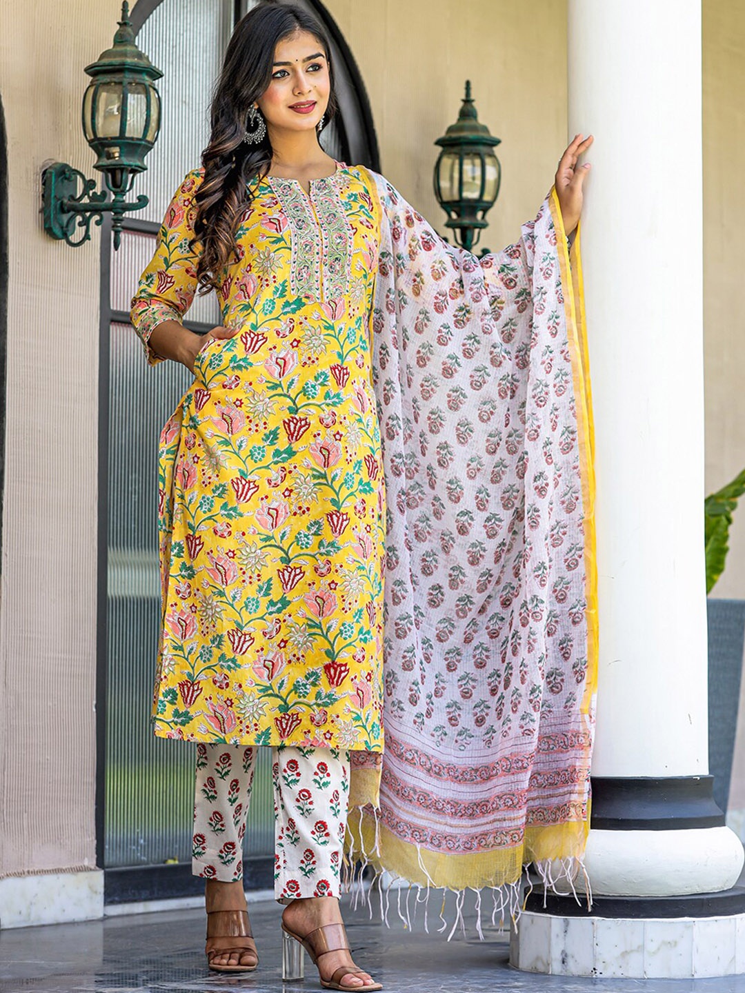 

KAAJH Floral Printed Pure Cotton Kurta Set, Yellow