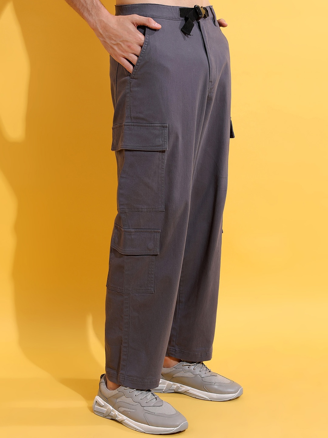 

HIGHLANDER Men High Rise Drop Crotch Super Loose Fit Cargo Ankle Length Cargo Trousers, Grey