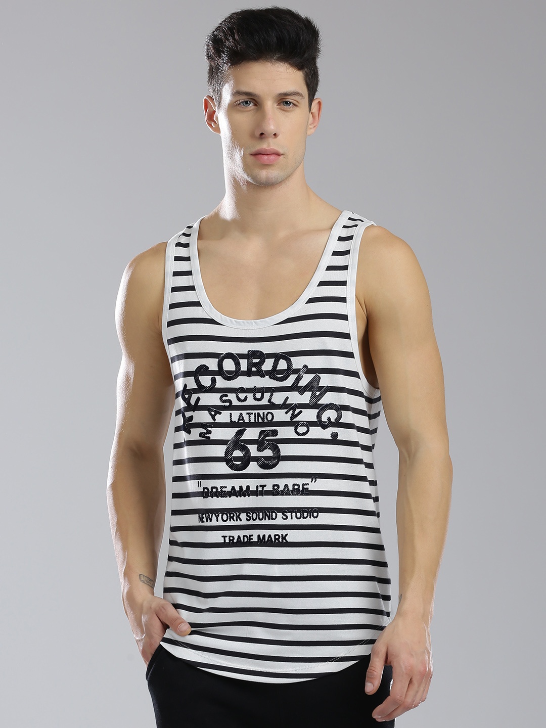 

Masculino Latino Men Black & White Striped Round Neck T-shirt