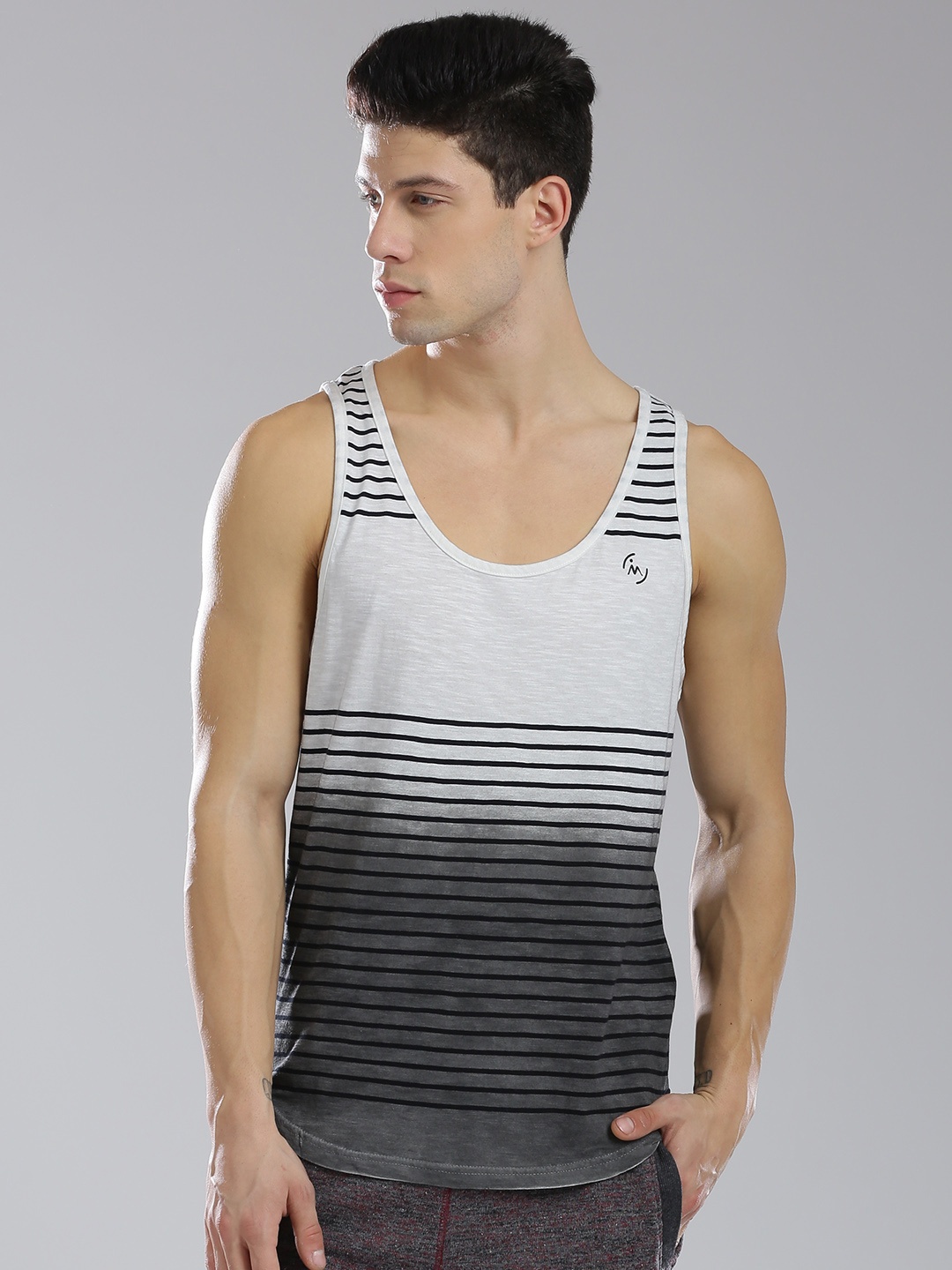 

Masculino Latino Men Black & White Printed Round Neck T-shirt