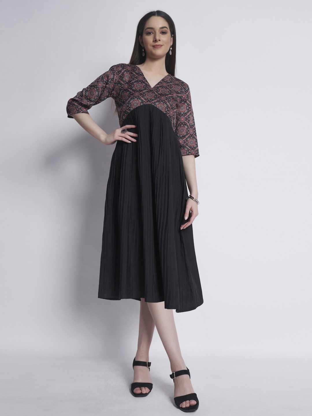 

DressBerry Black & red Accordion Pleated Midi Empire Dress