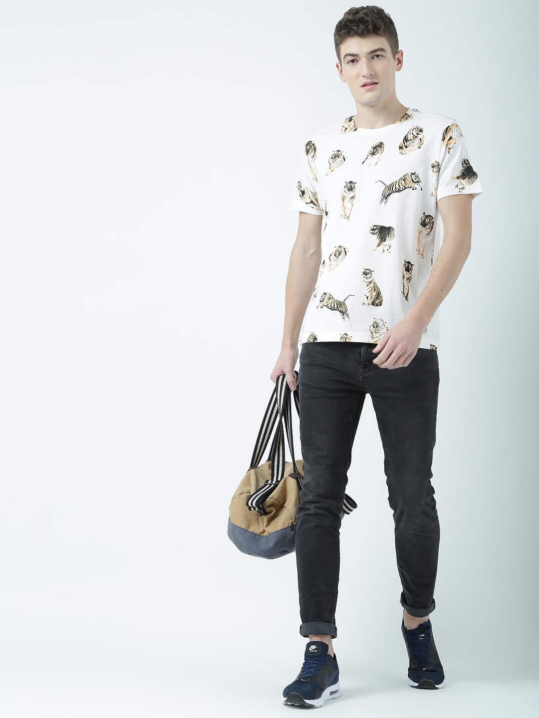 

Huetrap Men Off-White Printed Round Neck T-shirt