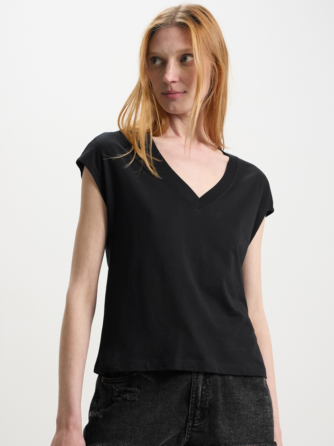 

CALLIOPE Extended Sleeves T-shirt, Black