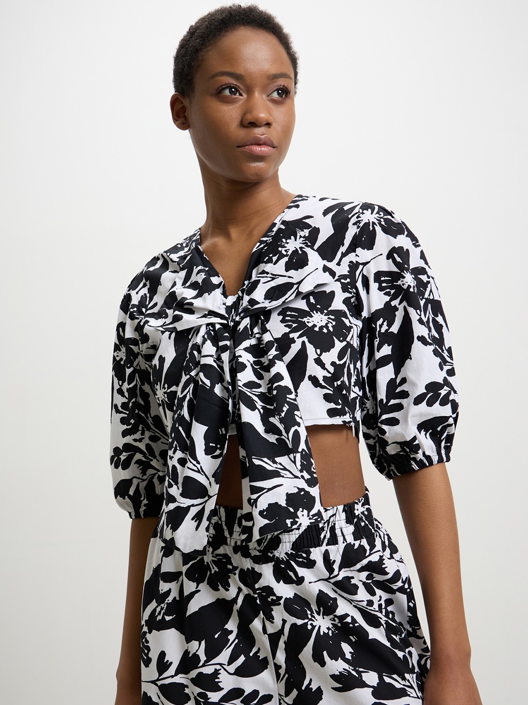 

CALLIOPE Floral Print Shirt Style Crop Top, Black